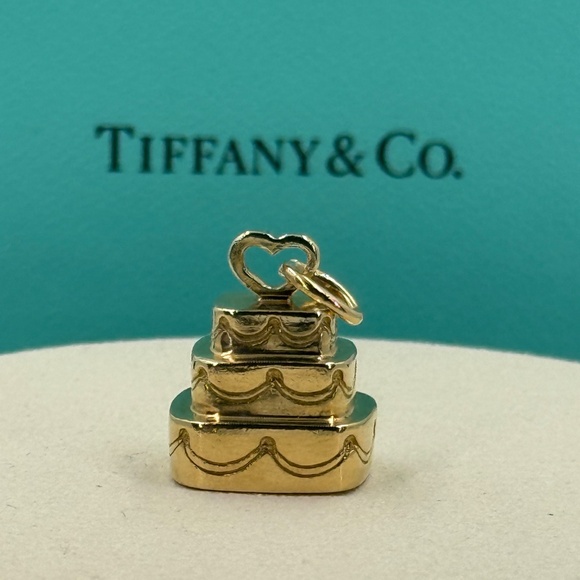Tiffany & Co. 18k gold wedding cake charm pendant (rare) - Picture 4 of 12